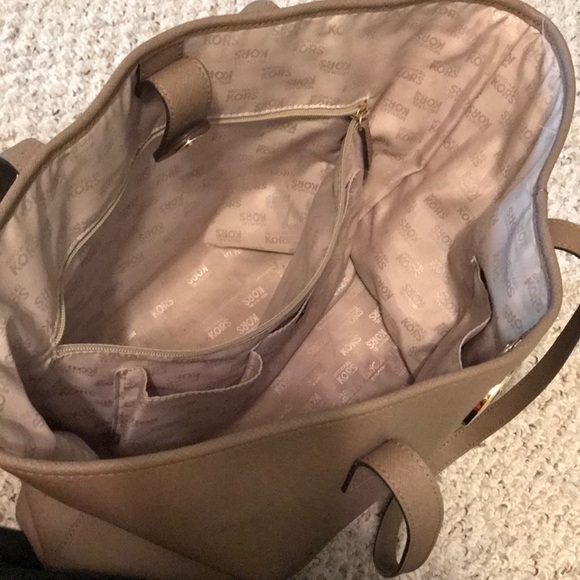 EUC AUTHENTIC Michael Kors Large purse - Picture 4 of 8